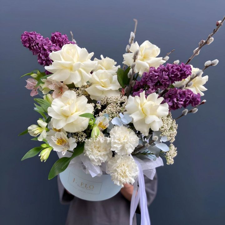 Цветочный бокс Французских роз и Сирени в Екатеринбурге