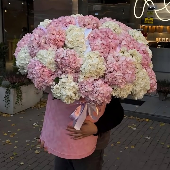 Дизайнерский цилиндр с гортензиями  в Екатеринбурге