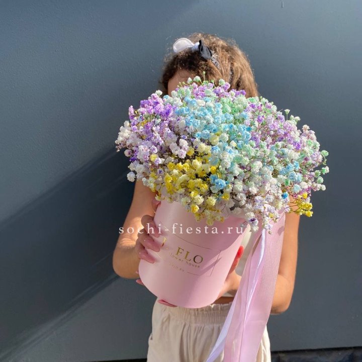 Радужные гипсофилы в шляпной коробке в Екатеринбурге