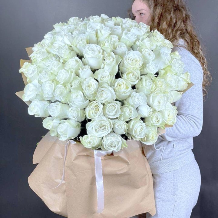 101 белая высокая импортная роза в Екатеринбурге