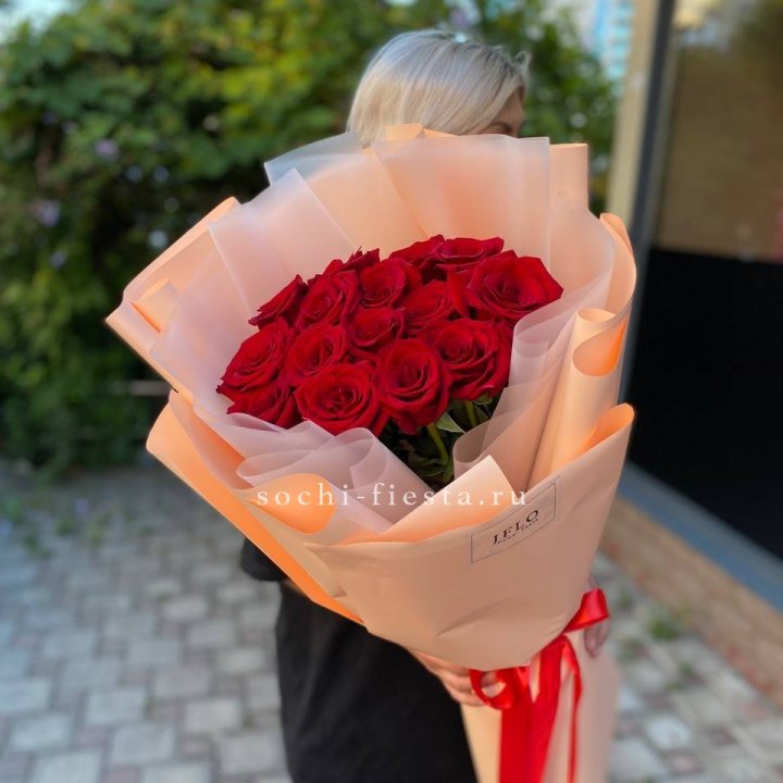 15 голландских роз в оформлении в Екатеринбурге