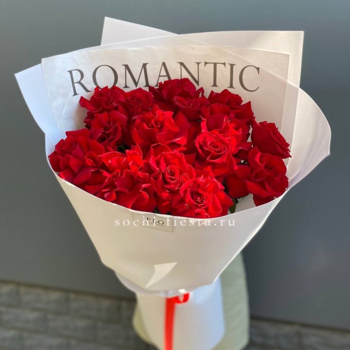 19 высоких роз в оформлении в Екатеринбурге