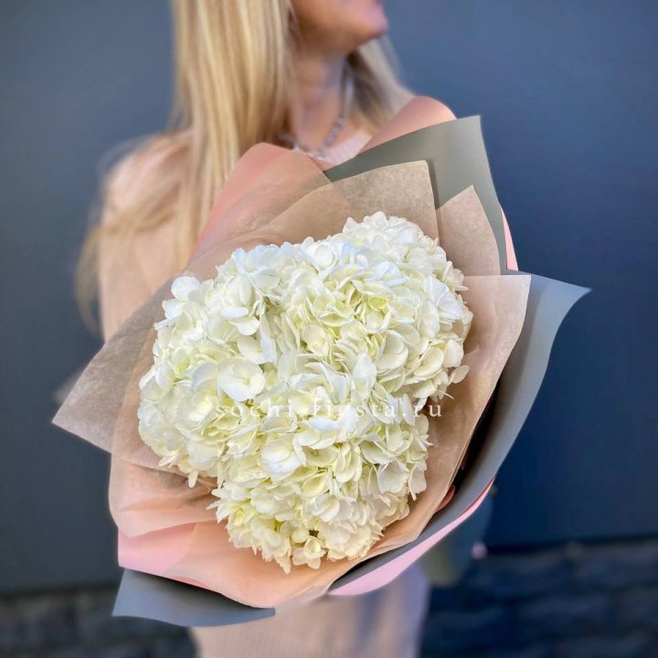 Букет из трёх белых гортензий в Екатеринбурге