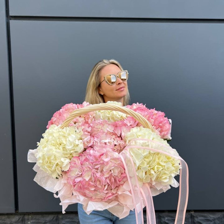 7 гортензий в корзине в Екатеринбурге