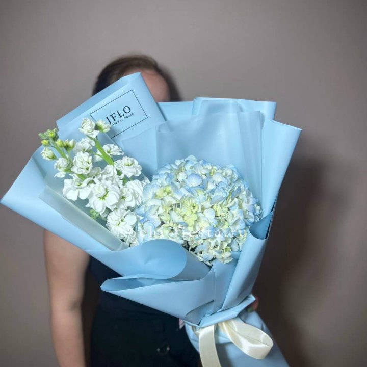 Гортензия голубая с маттиолой в Екатеринбурге