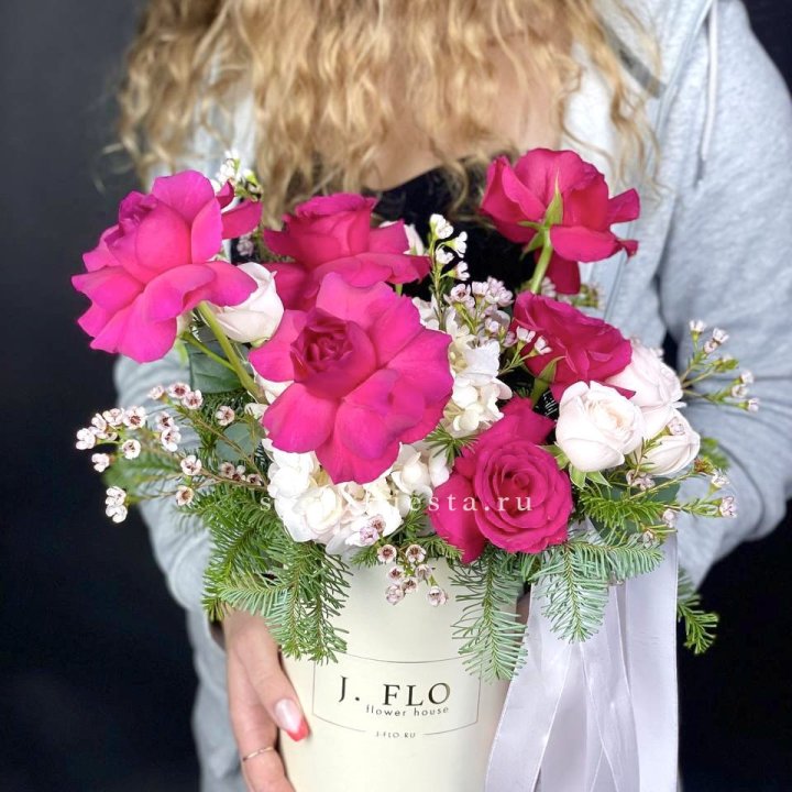 Новогодняя композиция в коробке пинк розе в Екатеринбурге