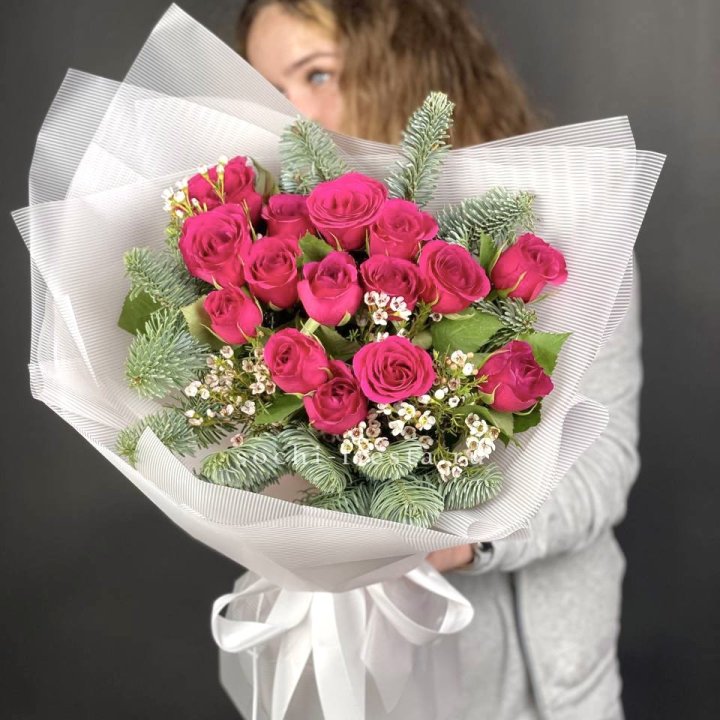 Новогодний букет Елки и Розы в Екатеринбурге