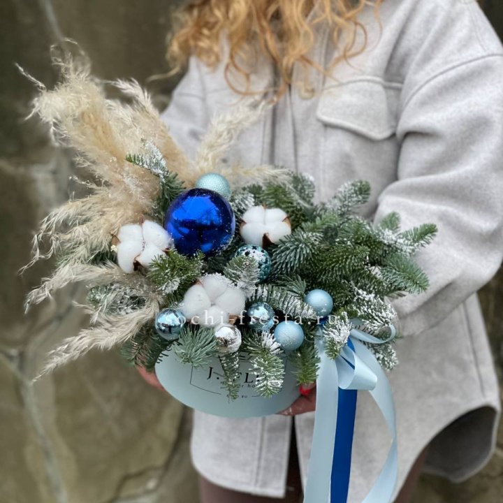 Новогодняя композиция в коробке блю в Екатеринбурге