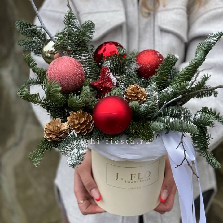 Новогодняя композиция в коробке ред в Екатеринбурге