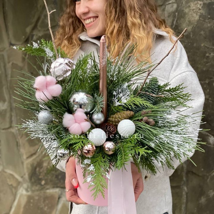 Новогодняя композиция в коробке пинк в Екатеринбурге