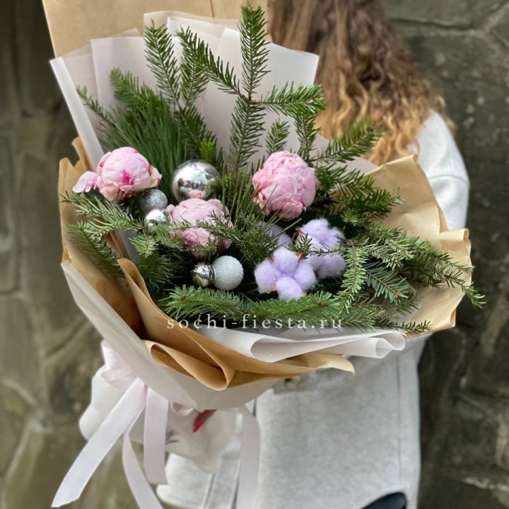 Новогодний букет с пионами  в Екатеринбурге
