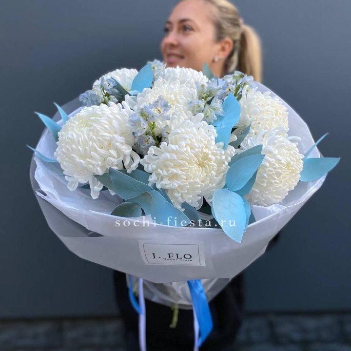 Букет хризантем Бигуди и дельфиниума  в Екатеринбурге