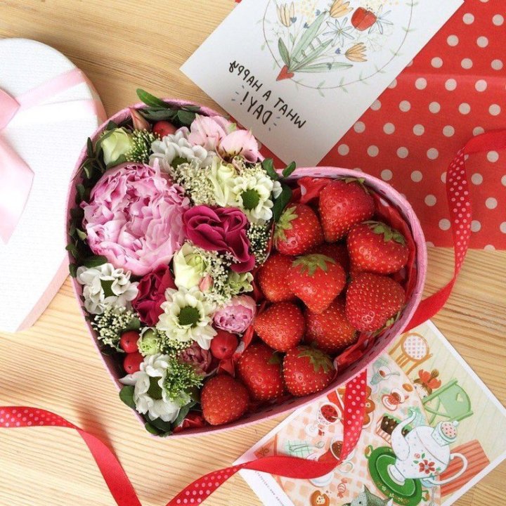 Бокс с клубникой и цветами в Екатеринбурге