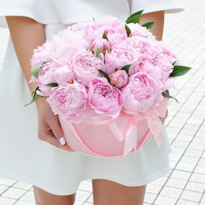 Пионы в шляпной коробке в Екатеринбурге