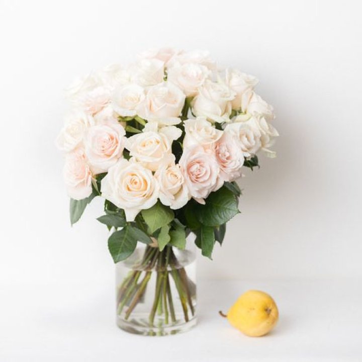 25 кремовых роз в Екатеринбурге