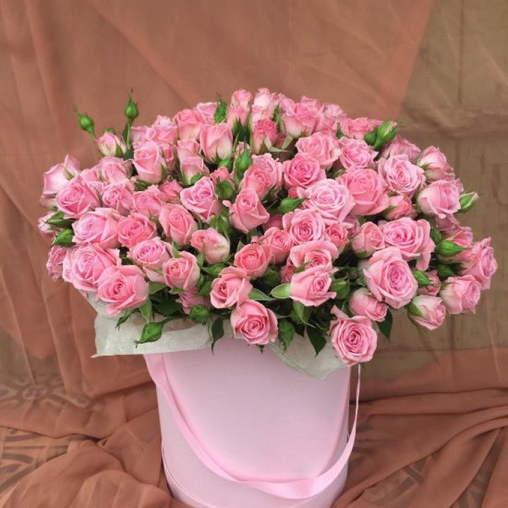 Кустовые розы в коробке в Екатеринбурге