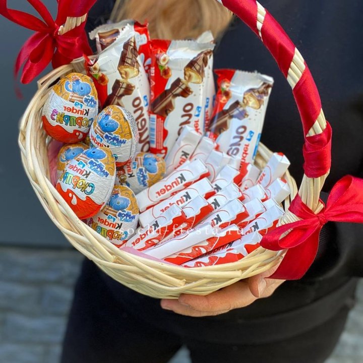Корзина с киндерами  в Екатеринбурге