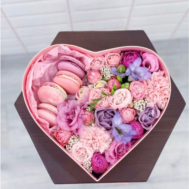 Бокс-сердце с макаронс  в Екатеринбурге