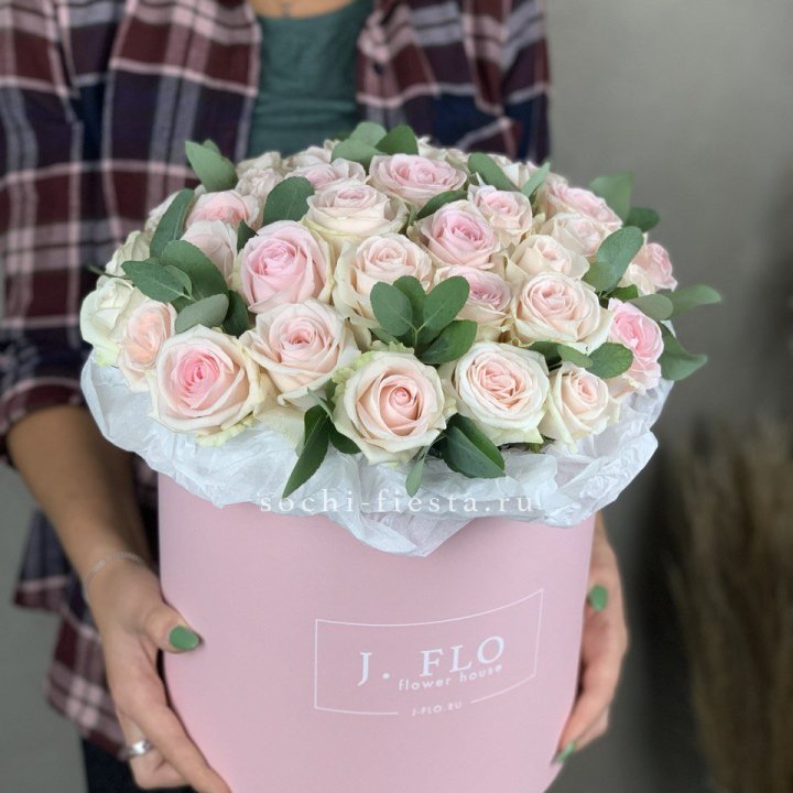 35 розовых роз в цилиндре в Екатеринбурге