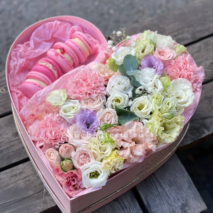 Бокс-сердце с макарон "Пинк" в Екатеринбурге
