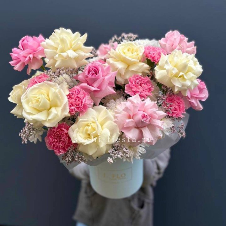 Коробка французских роз и диантусов "Бони" в Екатеринбурге