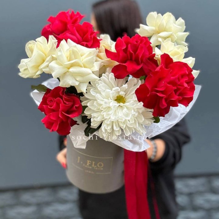 Французские розы с хризантемой в боксе в Екатеринбурге