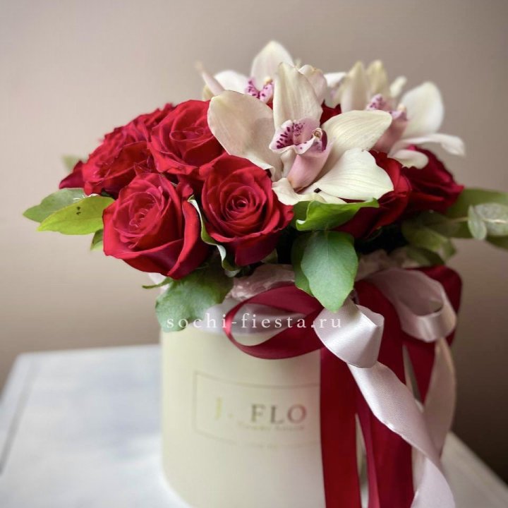 Розы и орхидеи в боксе в Екатеринбурге