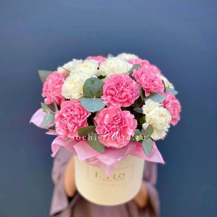 Диантусы в цилиндре в Екатеринбурге