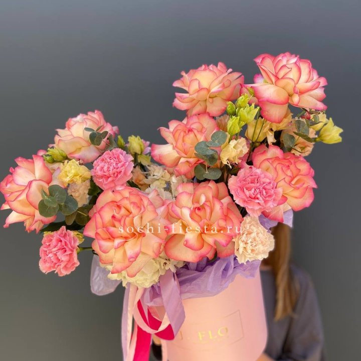 Бокс нежный с розами в Екатеринбурге