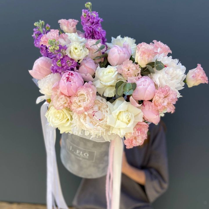 Дизайнерский цилиндр с пионами "Ривьера" в Екатеринбурге