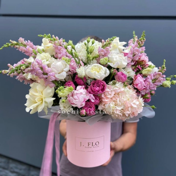 Дизайнерский цилиндр с пионами "Саманта" в Екатеринбурге