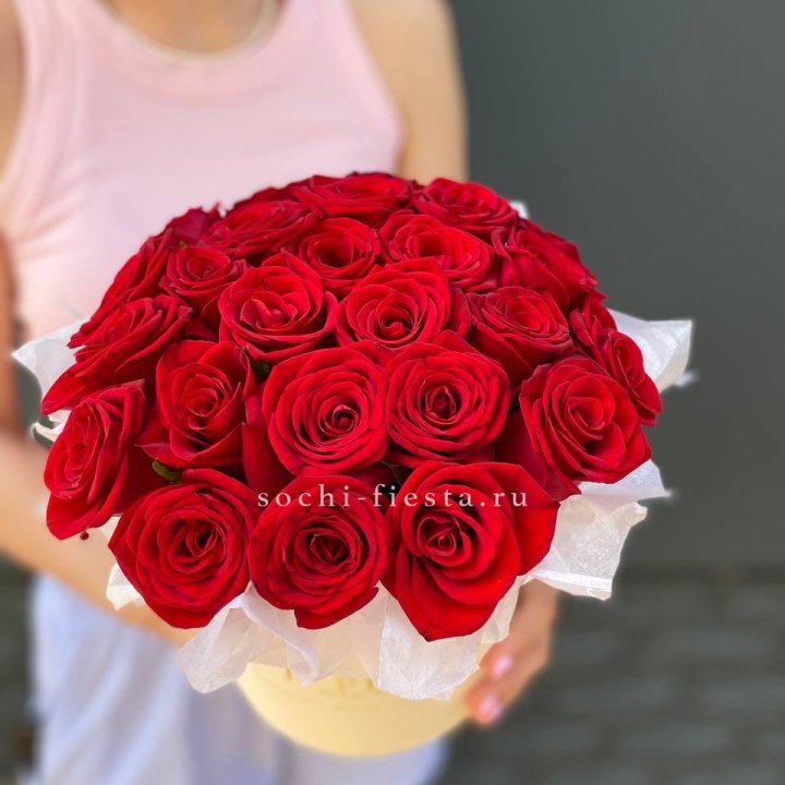 Красные розы в цилиндре в Екатеринбурге