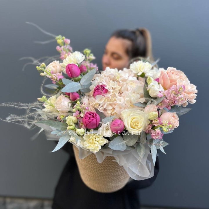 Цветочная композиция в джутовом боксе  в Екатеринбурге