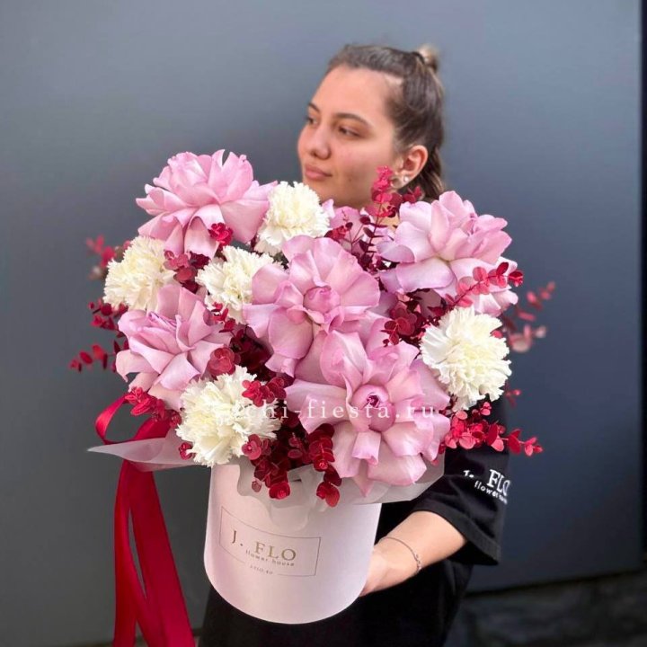 Бокс с французскими розами "Вела вита" в Екатеринбурге