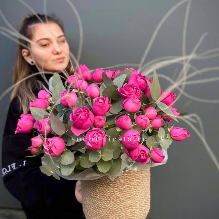 Пионовидные розы Мисти Бабблс в джутовом кашпо в Екатеринбурге