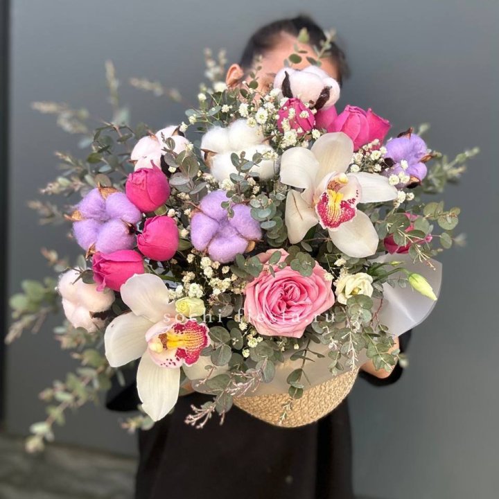 Орхидея и розы в джутовом кашпо в Екатеринбурге