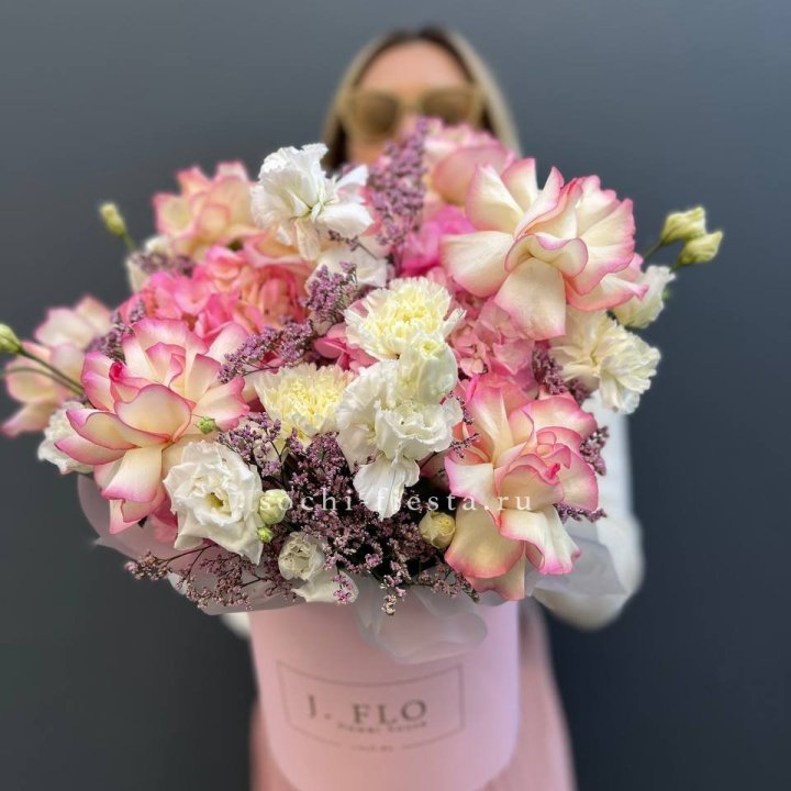 Цветочная композиция "Глория" в боксе в Екатеринбурге