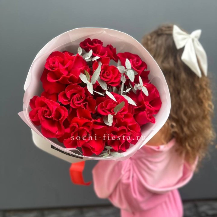 11 Красных французских роз в Екатеринбурге