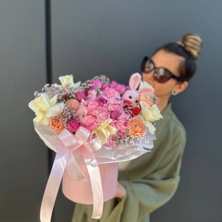 Дизайнерский цилиндр с игрушкой "Лола" в Екатеринбурге