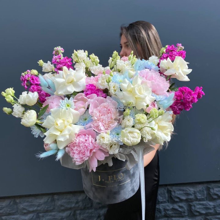 Дизайнерский цилиндр "Пионы гарден" в Екатеринбурге