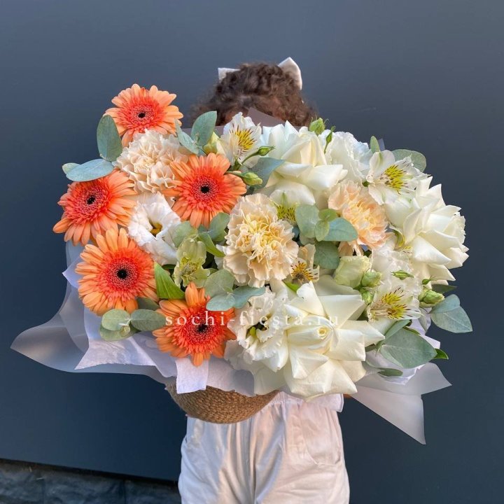 Розы и герберы в джутовом кашпо "Георгино" в Екатеринбурге