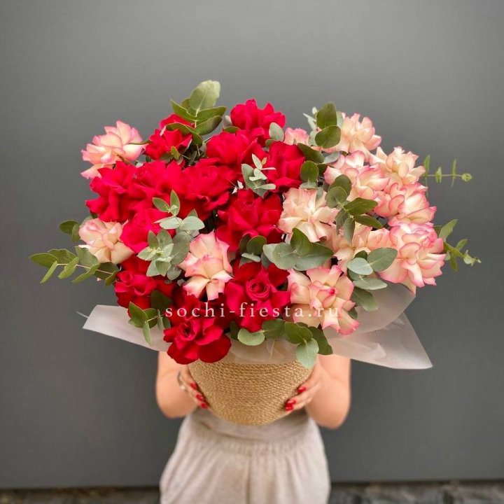 25 Французских роз в джутовом кашпо  в Екатеринбурге