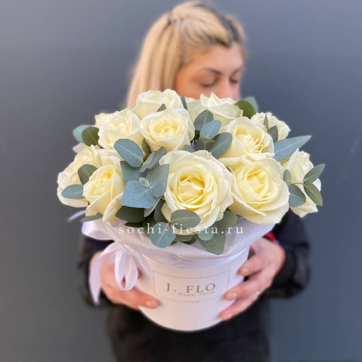 15 белых роз в боксе в Екатеринбурге