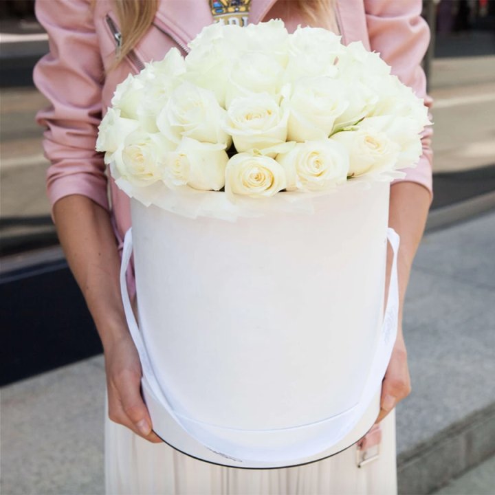 35 белых роз в цилиндре в Екатеринбурге