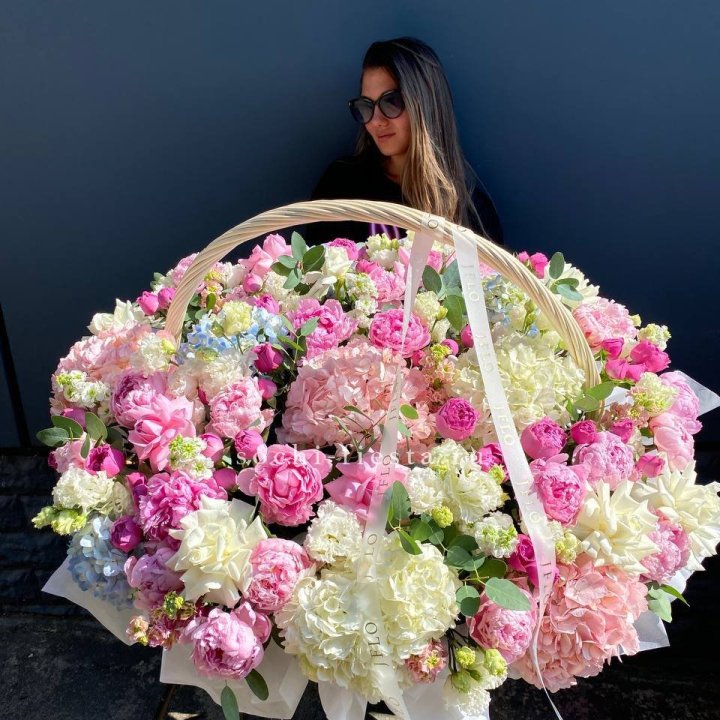 Цветочная корзина из пионов и пионовидных роз "Перфекте" в Екатеринбурге