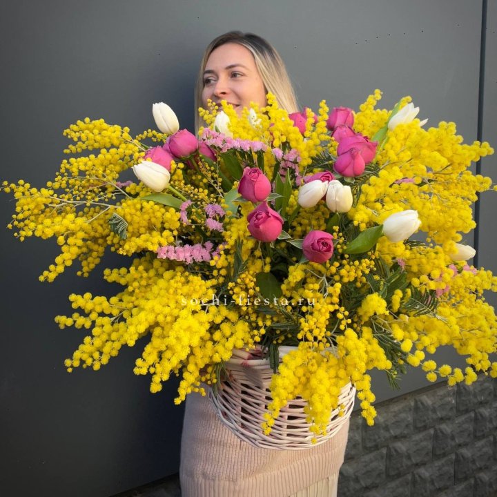 Цветочная корзина с мимозой "Спринг" в Екатеринбурге