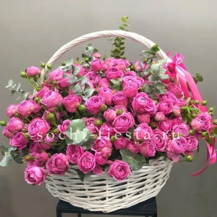 65 пионовидных кустовых роз в корзине в Екатеринбурге