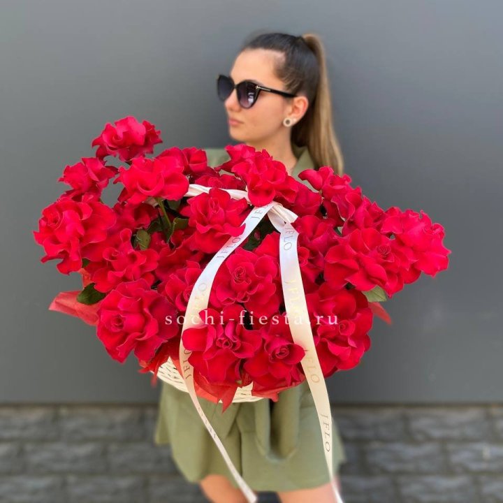 Красные французские розы в корзине в Екатеринбурге