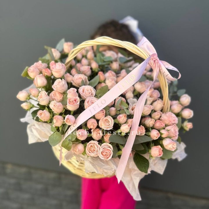 Корзина кустовых пионовидных роз в Екатеринбурге