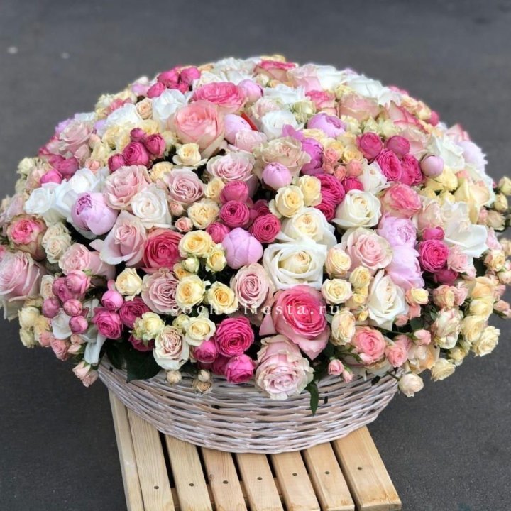 Цветочная корзина из пионов и пионовидных роз "Юниверсити" в Екатеринбурге